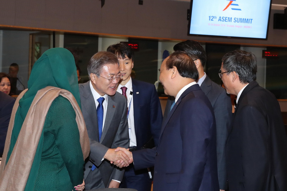  Thủ tướng Nguyễn Xuân Phúc và Tổng thống Hàn Quốc Moon Jae-in tại Phiên họp toàn thể thứ nhất Hội nghị Cấp cao ASEM 12. (Ảnh: Thống Nhất/ TTXVN)