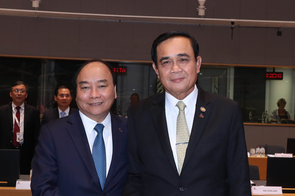 Thủ tướng Nguyễn Xuân Phúc và Thủ tướng Thái Lan Prayuth Chan-ocha tại Phiên họp toàn thể thứ nhất Hội nghị Cấp cao ASEM 12. (Ảnh: Thống Nhất/ TTXVN)