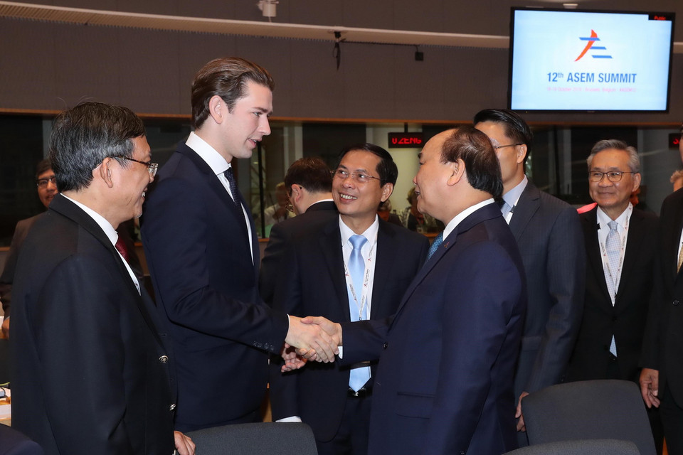 Thủ tướng Nguyễn Xuân Phúc và Thủ tướng Áo Sebastian Kurz tại Phiên họp toàn thể thứ nhất Hội nghị Cấp cao ASEM 12. (Ảnh: Thống Nhất/ TTXVN)
