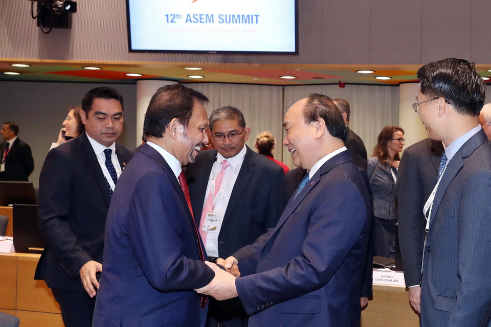 Thủ tướng Nguyễn Xuân Phúc và Quốc vương Brunei Hassanal Bolkiah tại Phiên họp toàn thể thứ nhất Hội nghị Cấp cao ASEM 12. (Ảnh: Thống Nhất/TTXVN)