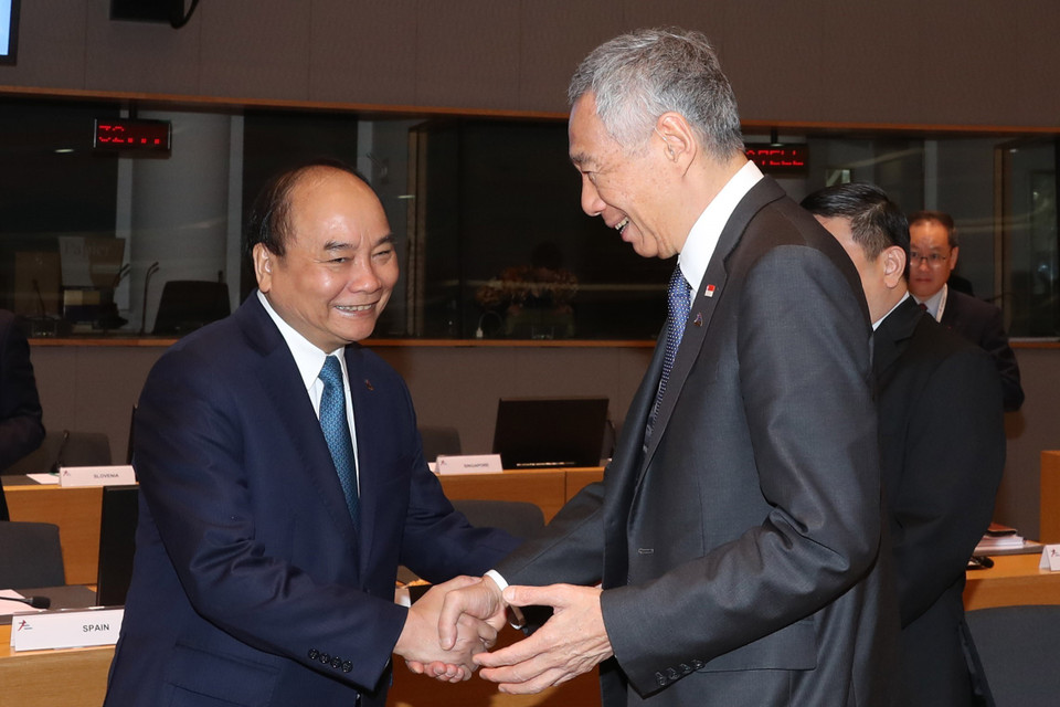  Thủ tướng Nguyễn Xuân Phúc và Thủ tướng Singapore Lý Hiển Long tại Phiên họp toàn thể thứ nhất Hội nghị Cấp cao ASEM 12. (Ảnh: Thống Nhất/ TTXVN)