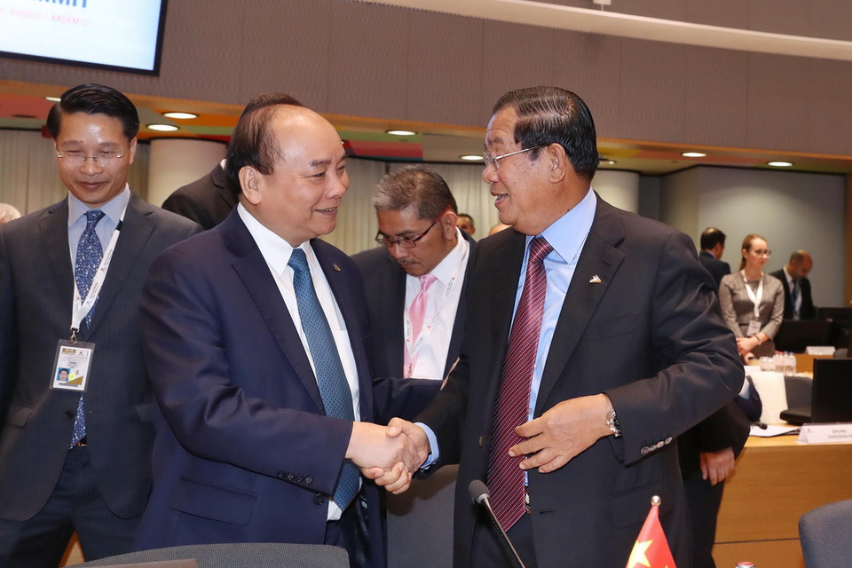 Thủ tướng Nguyễn Xuân Phúc và Thủ tướng Chính phủ Hoàng gia Campuchia Samdech Techo Hun Sen tại Phiên họp toàn thể thứ nhất Hội nghị Cấp cao ASEM 12. (Ảnh: Thống Nhất/TTXVN)