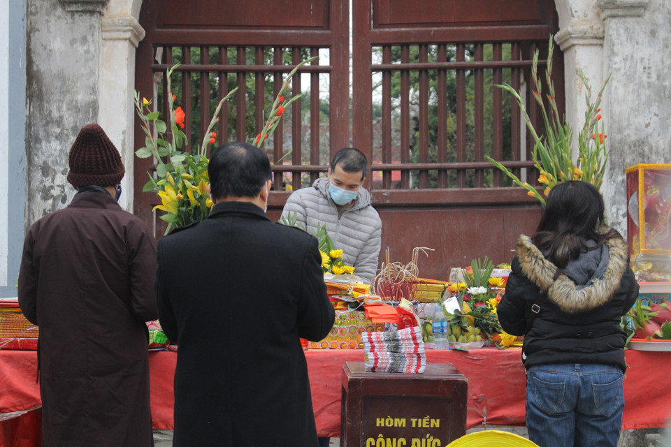 Để đáp ứng nhu cầu thực hành tâm linh của người dân, ban quản lý đền đã cho đặt một bàn thờ để người dân đặt đồ lễ, thắp hương. (Ảnh: Minh Anh/Vietnam+)