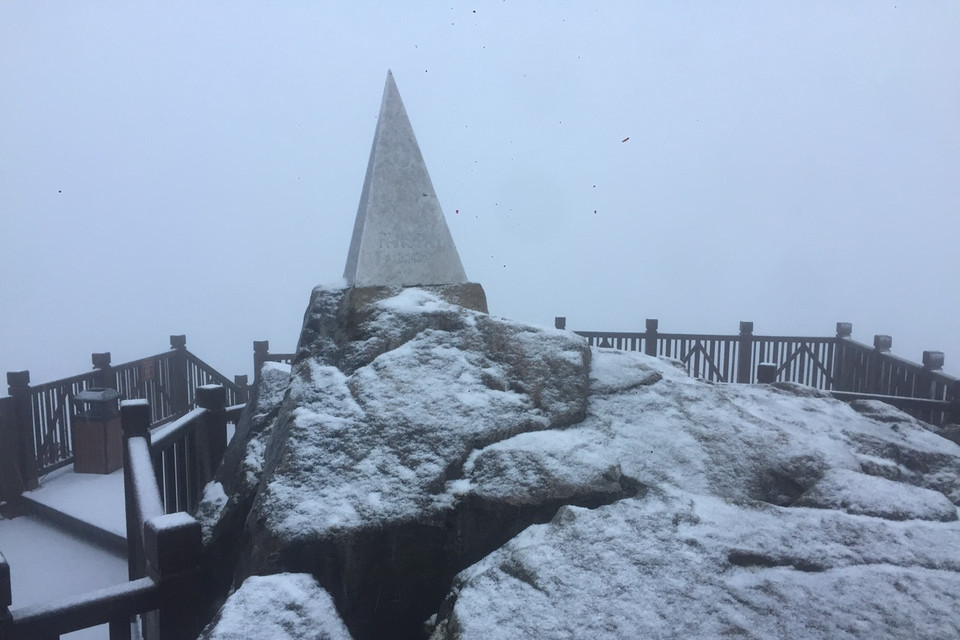 Vì vậy, dự kiến trong những ngày tiếp theo, mưa tuyết sẽ tiếp tục rơi và phủ dày đỉnh Fansipan. (Ảnh: CTV/Vietnam+)