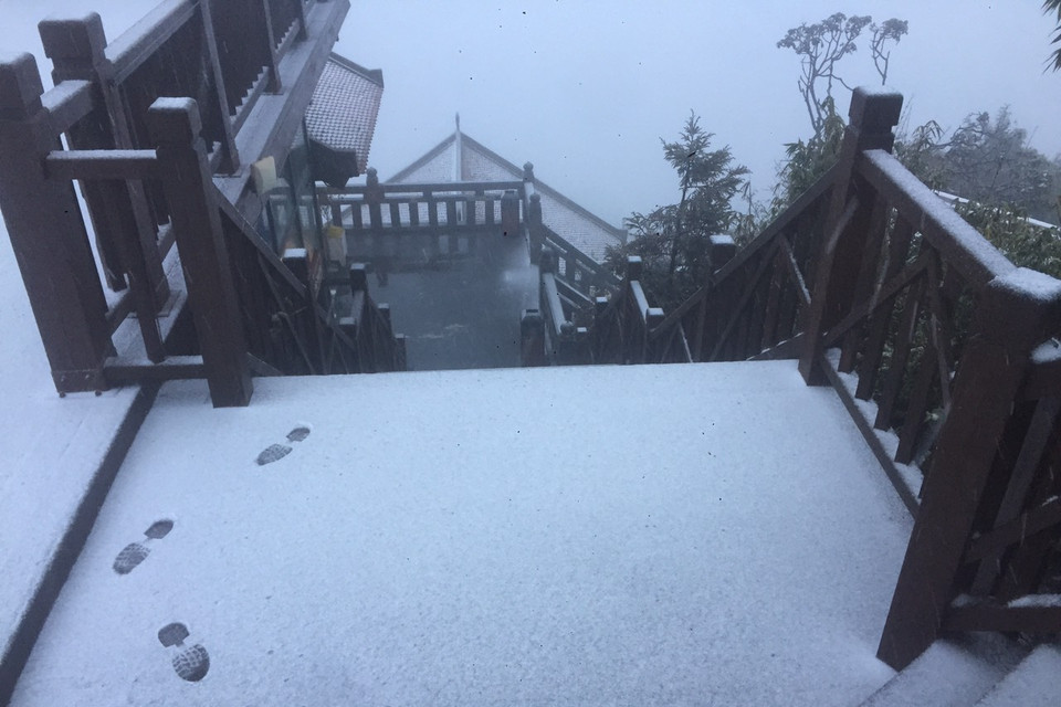 Tuyết rơi dày bao trùm cả một vùng không gian rộng lớn trên đỉnh Fansipan - nóc nhà Đông Dương. (Ảnh: CTV/Vietnam+)