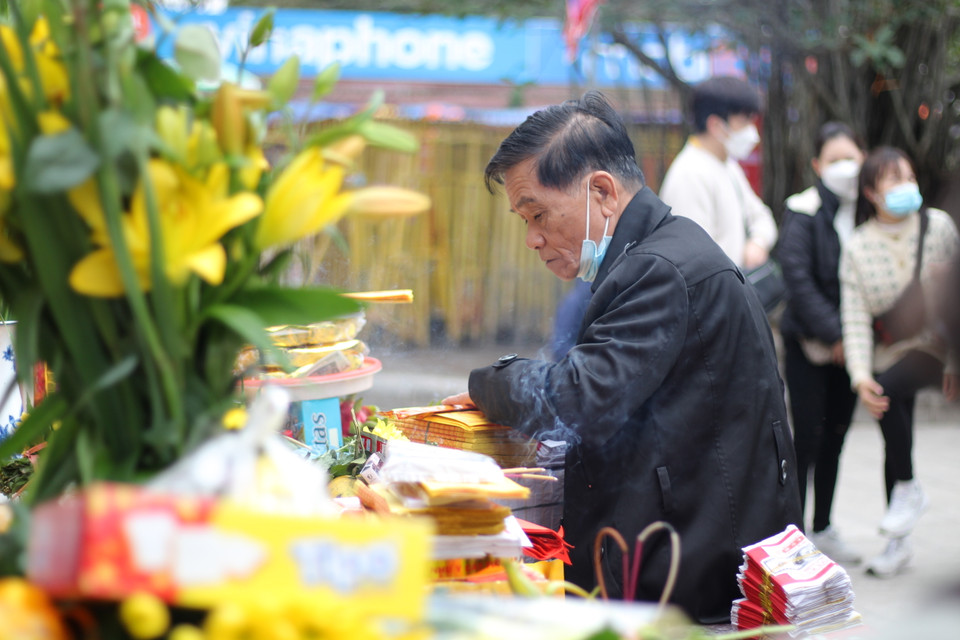 Để chuyến hành hương được trọn vẹn, trong quá trình thực hành tín ngưỡng tâm linh, người dân cần lưu ý tự bảo vệ mình tốt hơn trước nhiều nguy cơ dịch bệnh vẫn còn hiện hữu. (Ảnh: Minh Anh/Vietnam+)