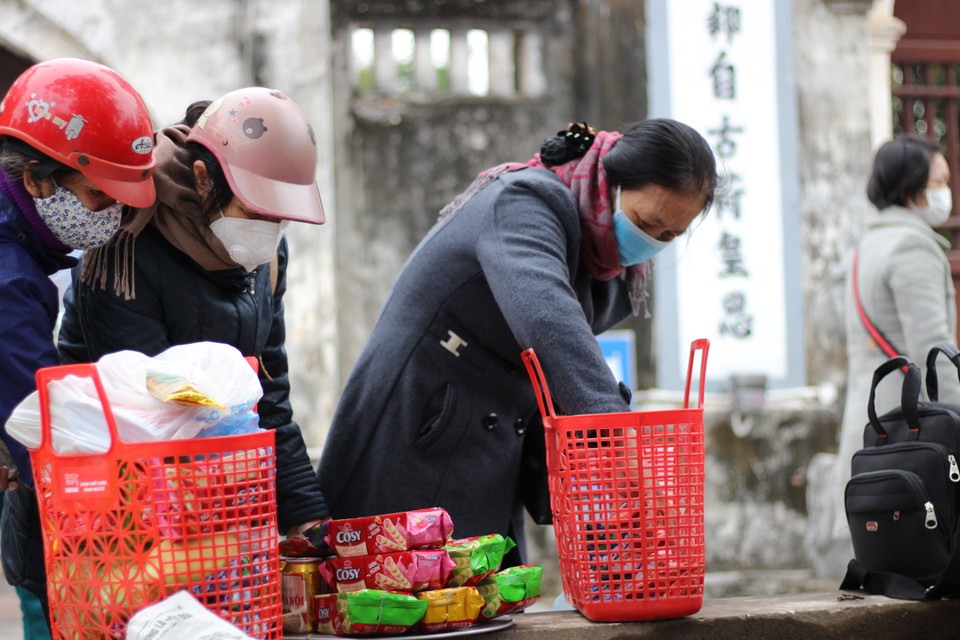Bên cạnh những ước mong sức khỏe và an lành cho gia đình, người thân, mỗi người dân khi đến lễ đều mong dịch bệnh sớm qua để cuộc sống được hoàn toàn ổn định trở lại. (Ảnh: Minh Anh/Vietnam+)