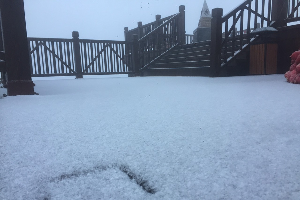 Ông Lưu Minh Hải, nguyên giám đốc Đài khí tượng thủy văn tỉnh Lào Cai cho biết dạng tuyết bay ở Fansipan hôm nay tương tự với thời điểm tháng 2/2021. (Ảnh: CTV/Vietnam+)