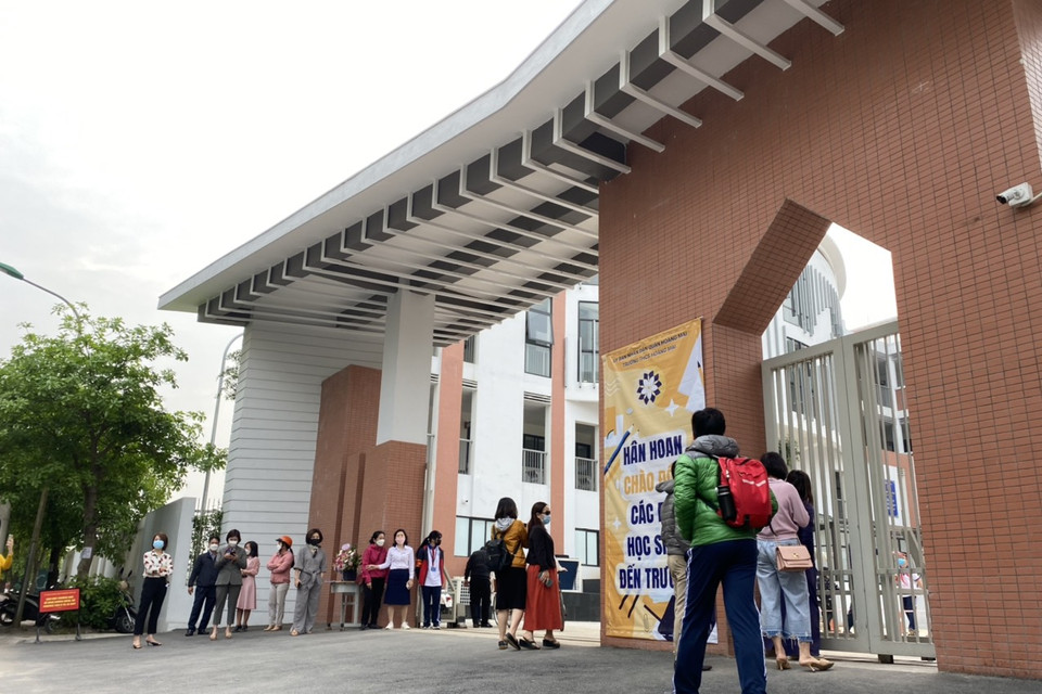 Ngay từ sớm, Ban giám hiệu, giáo viên Trường THCS Hoàng Mai ra đón các con ở cổng trường. Dù 7 giờ 15 phút mới cần có mặt, song nhiều em đã đến trường từ 6 giờ 30 phút. (Ảnh: PV/Vietnam+)