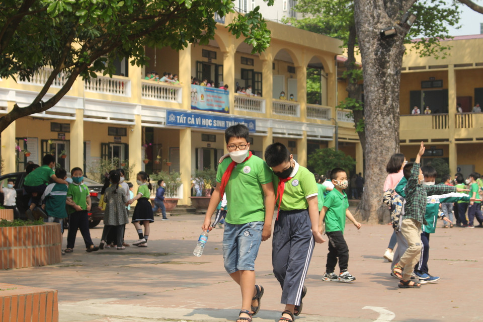 Theo ghi nhận từ trường Tiểu học Thanh Liệt (Thanh Trì), trong giờ giải lao các em vẫn liên tục đeo khẩu trang khi vui chơi. (Ảnh: Minh Anh/Vietnam+) 