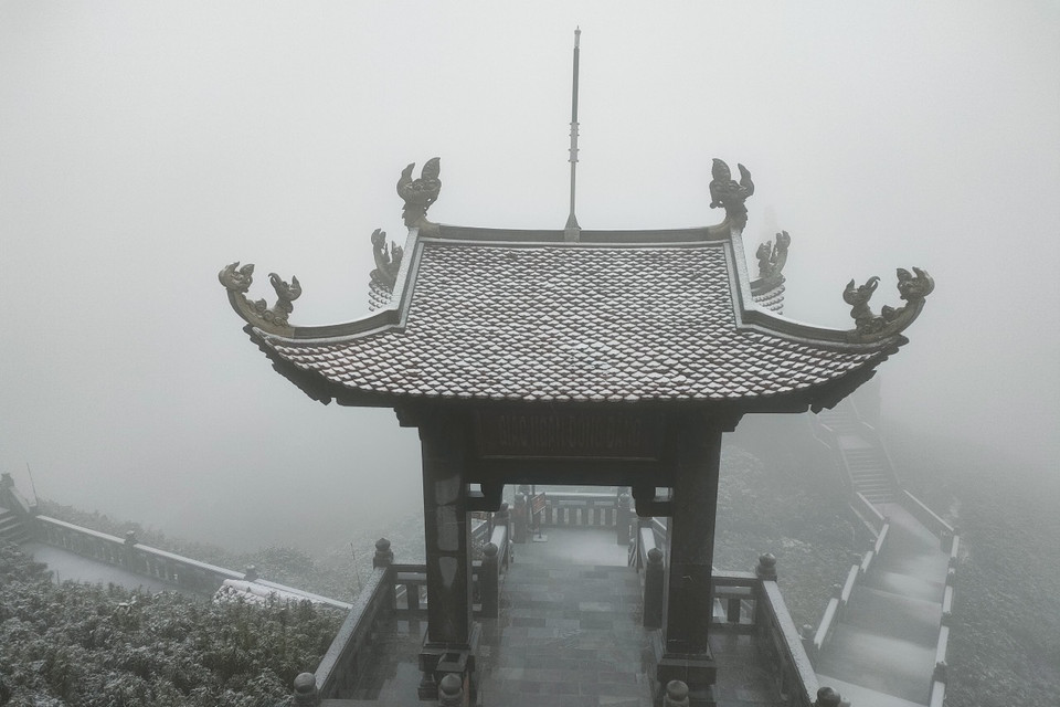 Lối lên điểm ''check-in'' được một lớp tuyết trắng phủ lên trên. (Ảnh: CTV/Vietnam+)