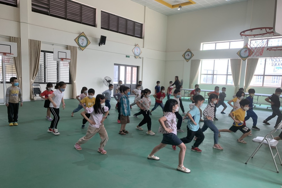 Đeo khẩu trang nghiêm túc trong giờ học thể dục của lớp 2A1, Tiểu học Hoàng Mai. (Ảnh: PV/Vietnam+)