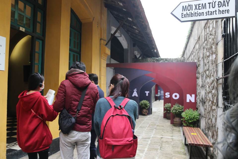 Tuy nhiên ông cũng cho biết so với ngày trước dịch thì con số này ít hơn rất nhiều, vào giai đoạn cao điểm có thể đón hơn 1.000 khách mỗi ngày. (Ảnh: Minh Anh/Vietnam+)