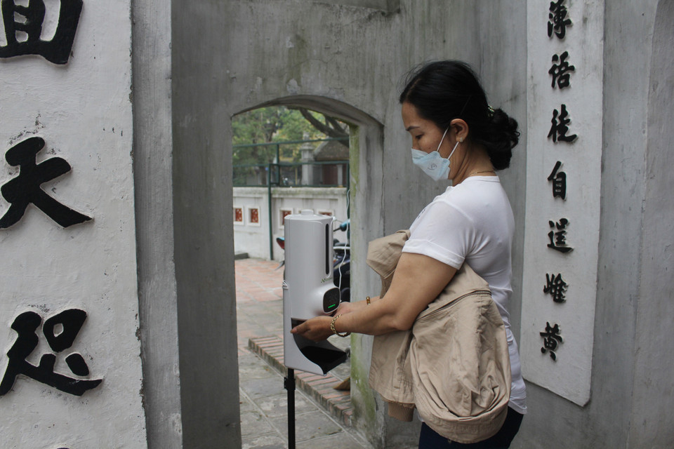 Một số khách tham quan được phỏng vấn đều có chung xu hướng sẽ ghé thăm nhiều di tích hoặc địa điểm văn hóa-lịch sử khác khi những nơi này còn đang vắng như Hoàng Thành Thăng Long, Bảo tàng Dân tộc học, Lăng Chủ tịch Hồ Chí Minh... (Ảnh: Minh Anh/Vietnam+)