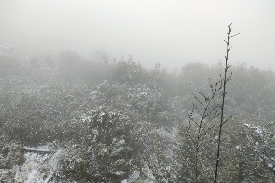 Khung cảnh núi rừng và tầm nhìn từ điểm ''check-in'' đỉnh Fansipan gây ấn tượng và khiến nhiều du khách liên tưởng tới châu Âu. (Ảnh: CTV/Vietnam+)