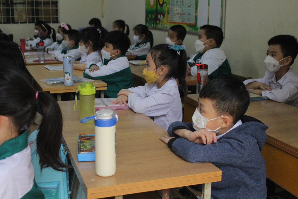 Các em học sinh được gia đình trang bị chai nước cá nhân. Cùng với đó, nhà trường cũng chuẩn bị sẵn cốc uống nước riêng để trẻ sử dụng nếu cần. (Ảnh: Minh Anh/Vietnam)