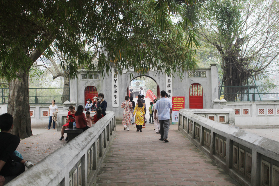 Đón khách trở lại kể từ ngày 15/2, các di tích ở khu vực trung tâm thành phố như Văn Miếu-Quốc Tử Giám, Nhà tù Hỏa Lò hay Đền Ngọc Sơn có những ghi nhận khác nhau về lượng người đến thăm. (Ảnh: Minh Anh/Vietnam+)