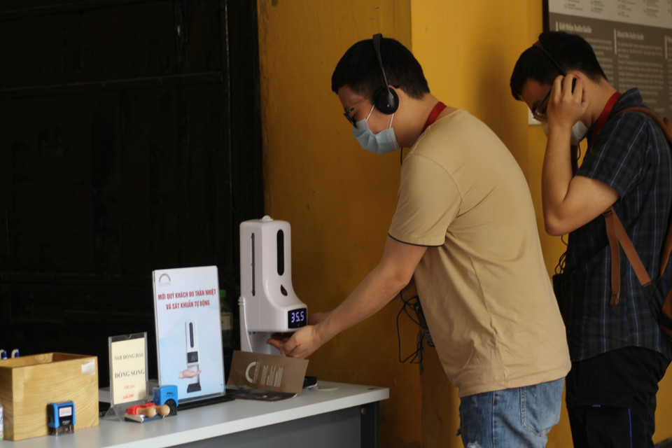 Tiến sỹ Nguyễn Doãn Văn - Trưởng Ban quản lý di tích, danh thắng Hà Nội cho rằng dù số lượng khách tăng chưa nhiều, song bước đầu đã là sự khởi sắc nhỏ. Ông cho biết cũng đã gửi các chỉ đạo, hướng dẫn cho các di tích, thắng cảnh tại Hà Nội sao cho đảm bảo chống dịch, giảm thiểu tối đa các rủi ro, sẵn sàng đón khách du lịch nước ngoài trở lại bất cứ khi nào. (Ảnh: Minh Anh/Vietnam+)