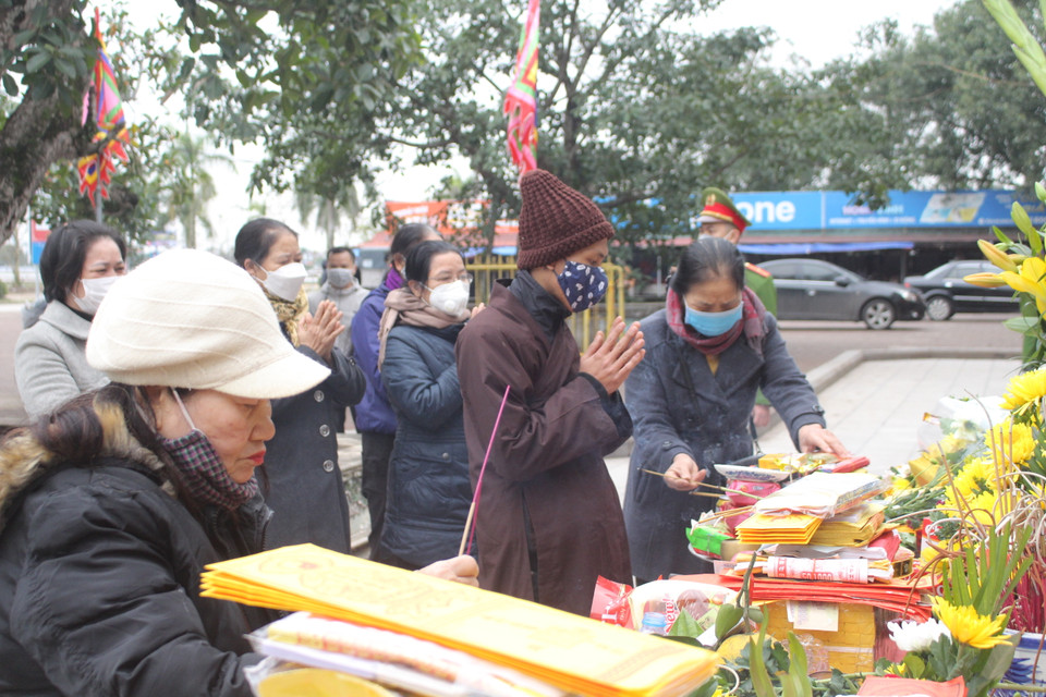 Theo ghi nhận của phóng viên, lượng người đến vái vọng từ bên ngoài đền Trần sáng nay giảm mạnh so với những năm trước khi có dịch COVID-19. (Ảnh: Minh Anh/Vietnam+)