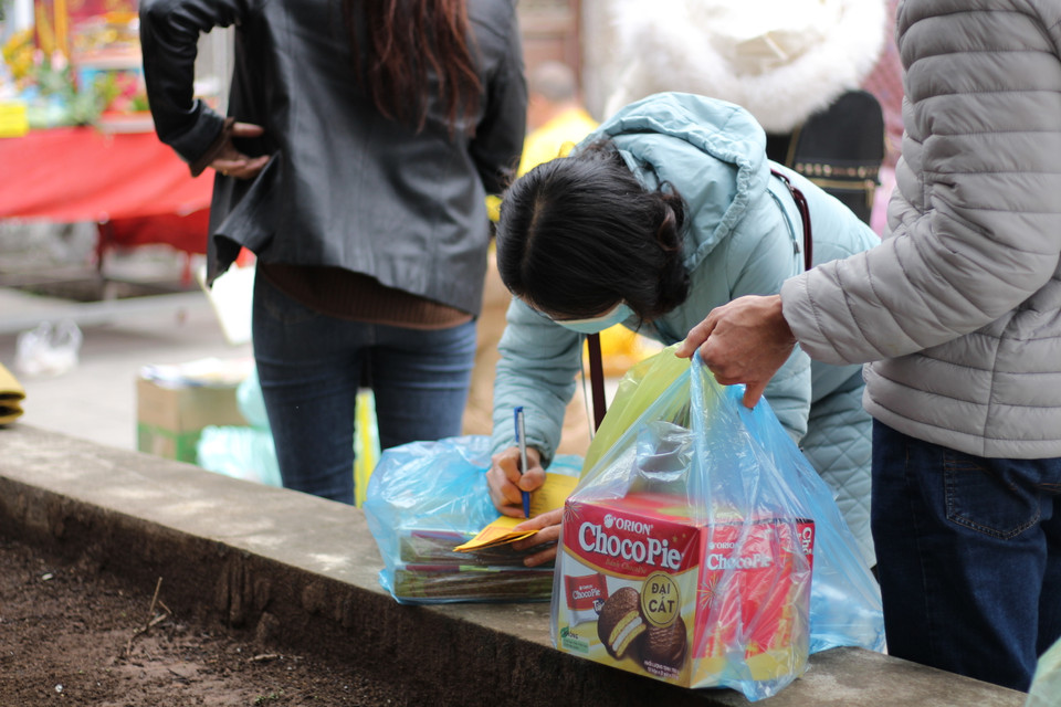Bên cạnh hoa quả, bánh trái, nhiều người cũng dâng lên bàn thờ tờ sớ cầu an cho năm mới. (Ảnh: Minh Anh/Vietnam+)