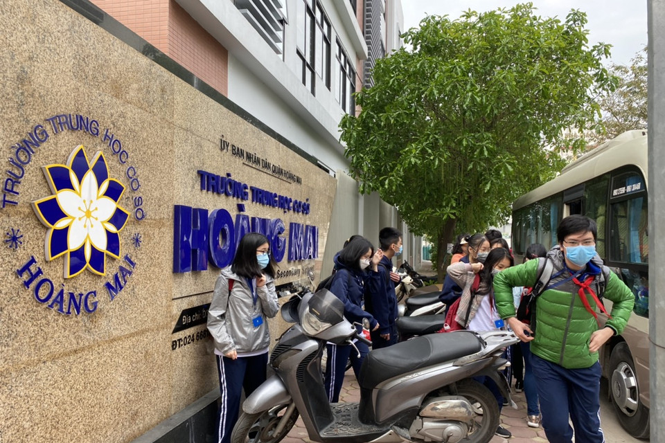 Tại trường trung học cơ sở Hoàng Mai, lượng học sinh trở lại trường khá đông và nhộn nhịp. (Ảnh: PV/Vietnam+)