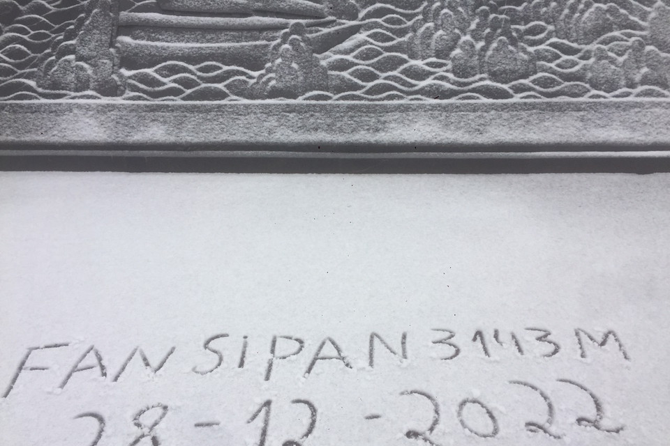 Trận mưa tuyết bắt đầu từ khoảng 5 giờ sáng và kéo dài suốt 3 tiếng. (Ảnh: CTV/Vietnam+)