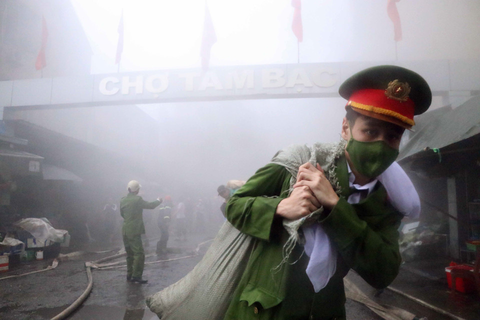 Lực lượng chức năng đã điều động hơn 20 xe chữa cháy và hàng trăm cán bộ chiên sỹ đến hiện trường triển khai các phương án khống chế, không cho đám cháy lan sang khu vực các nhà bên cạnh; đồng thời sơ tán dân ra khỏi khu vực cháy, cứu tài sản cho người dân, sẵn sàng cứu thương khi có sự cố. (Ảnh: Hoàng Ngọc/TTXVN)