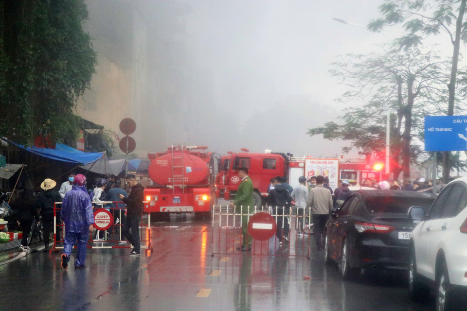 Lực lượng chữa cháy có mặt tại hiện trường vụ cháy chợ Tam Bạc. (Ảnh: Hoàng Ngọc/TTXVN)