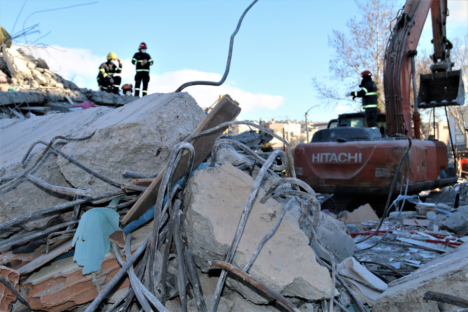 Những dấu vết về sự tàn khốc của trận động đất. (Ảnh: Trường Dụy/TTXVN)