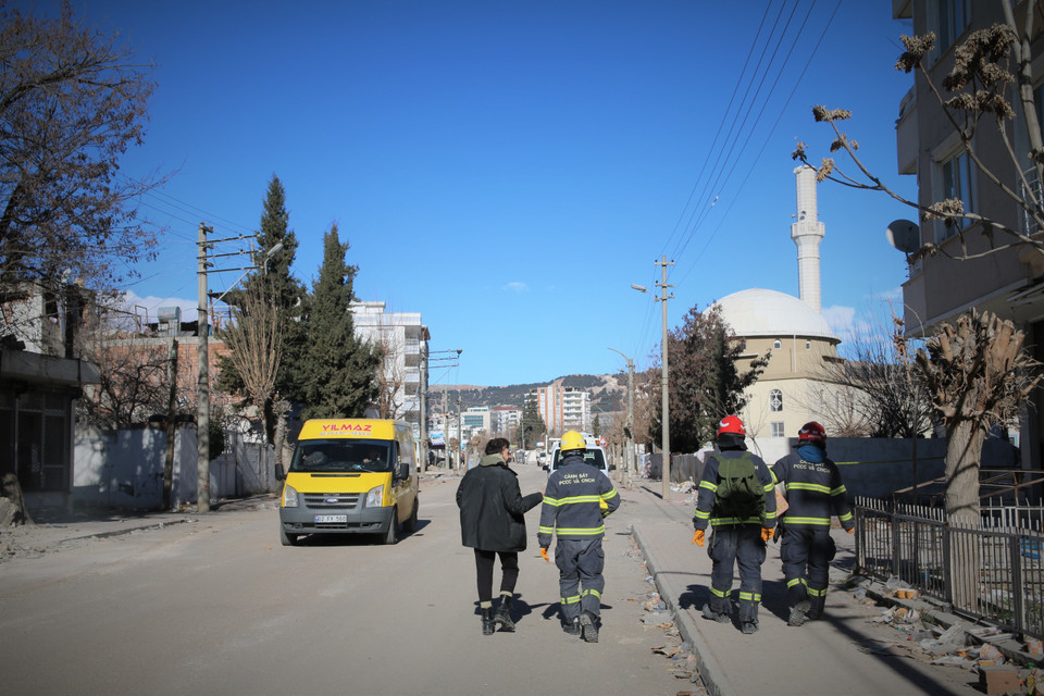 Các thành viên đội trên đường đến thăm hỏi, tặng quà cho người dân địa phương đang phải tránh trú trong những căn lều tạm. (Ảnh: Trường Dụy/TTXVN)