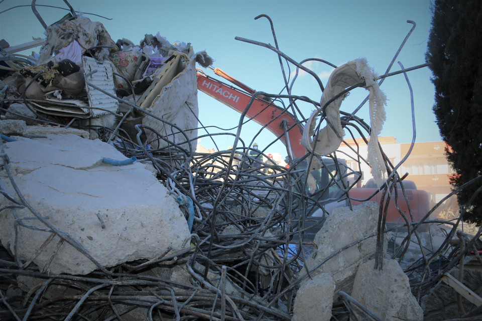 Những dấu vết về sự tàn khốc của trận động đất còn vương lại khắp hiện trường đổ nát. (Ảnh: Trường Dụy/TTXVN)