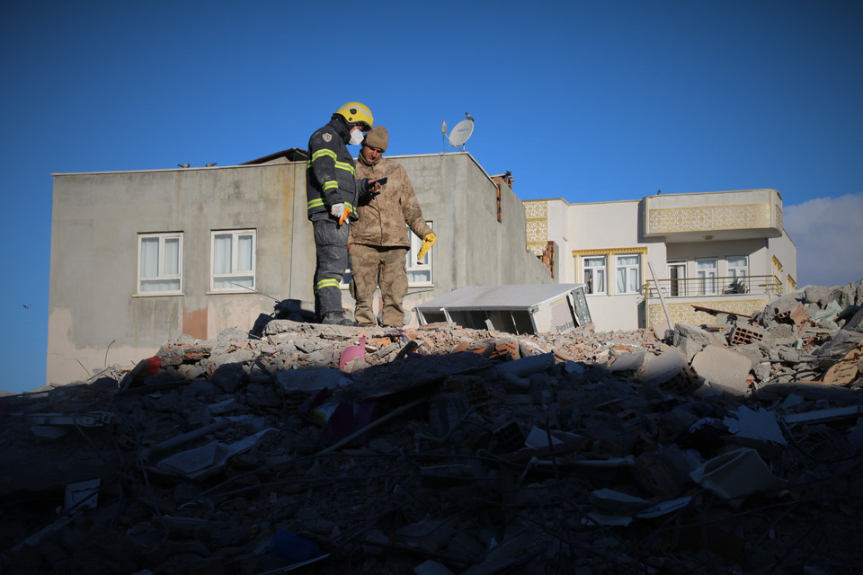 Thành viên Đội cứu hộ cứu nạn thuộc Bộ công an Việt Nam bàn phương án phối hợp với lực lượng nước bạn để tiếp cận hiện trường tìm kiếm nạn nhân đang bị vùi lấp dưới tòa chung cư bị sập sáng 16/2. (Ảnh: Trường Dụy/TTXVN)