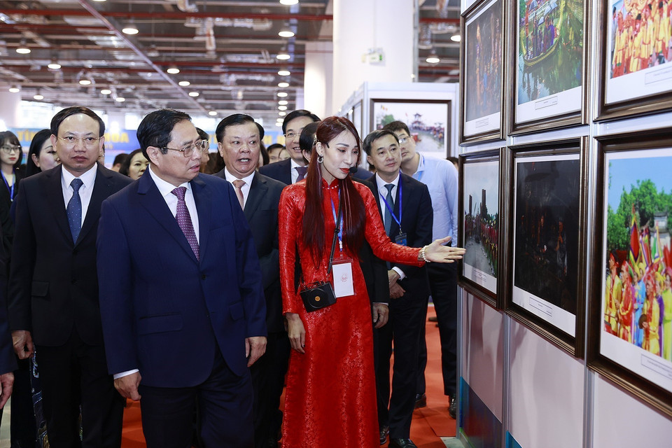 Thủ tướng Phạm Minh Chính và các đại biểu xem triển lãm ảnh Đồng bằng sông Hồng “Liên kết phát triển-Đổi mới sáng tạo-Xanh bền vững.” (Ảnh: Dương Giang/TTXVN)