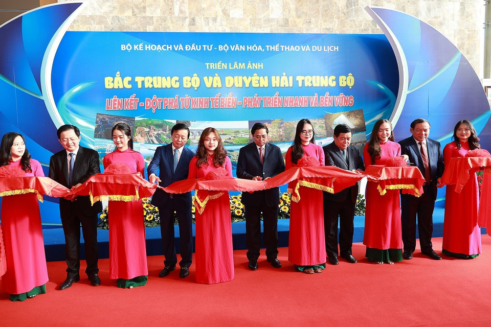 Thủ tướng Phạm Minh Chính và các đại biểu cắt băng khai mạc Triển lãm ảnh Bắc Trung Bộ và duyên hải Trung Bộ “Liên kết-Đột phá từ kinh tế biển-Phát triển nhanh và bền vững.” (Ảnh: Dương Giang/TTXVN)