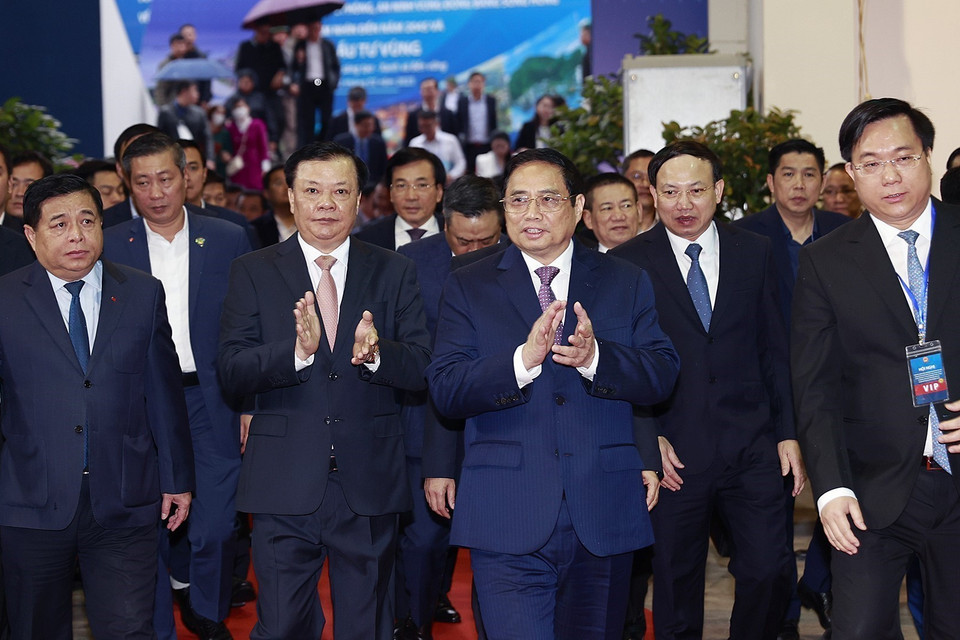 Thủ tướng Phạm Minh Chính và các đại biểu đến Hội nghị triển khai Chương trình hành động của Chính phủ về phát triển vùng Đồng bằng sông Hồng. (Ảnh: Dương Giang/TTXVN)