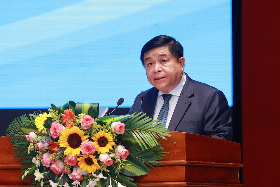 Bộ trưởng Bộ Kế hoạch và Đầu tư Nguyễn Chí Dũng công bố Nghị quyết số 168/NQ-CP của Chính phủ. (Ảnh: Dương Giang/TTXVN)