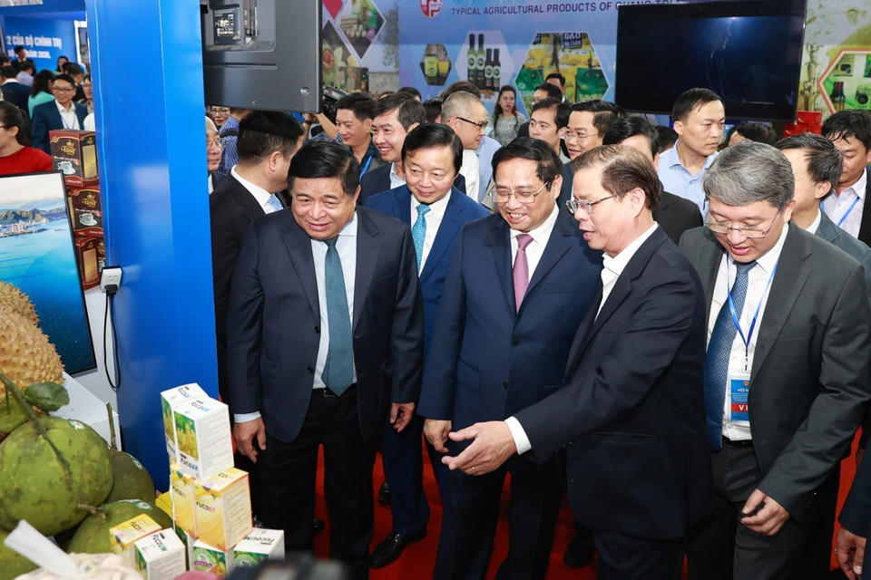 Thủ tướng Phạm Minh Chính tham quan trưng bày sản phẩm của các tỉnh Bắc Trung Bộ và duyên hải Trung Bộ. (Ảnh: Dương Giang/TTXVN)