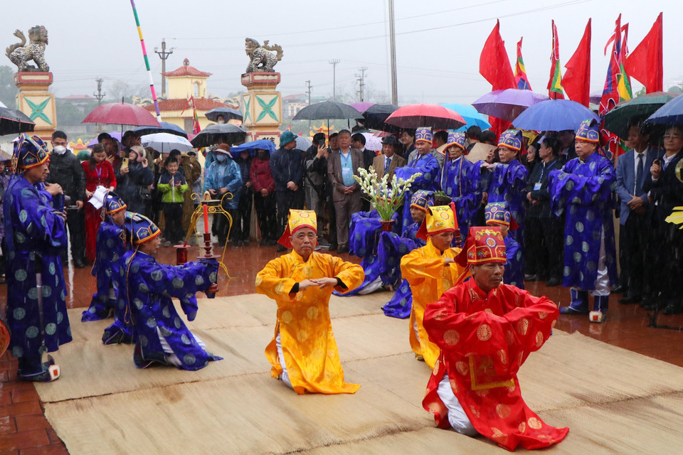 Các cụ bô lão thực hiện nghi thức tế tại Đàn Tịch Điền trong lễ hội Vua Hùng dạy dân cấy lúa. (Ảnh: Trung Kiên/TTXVN)