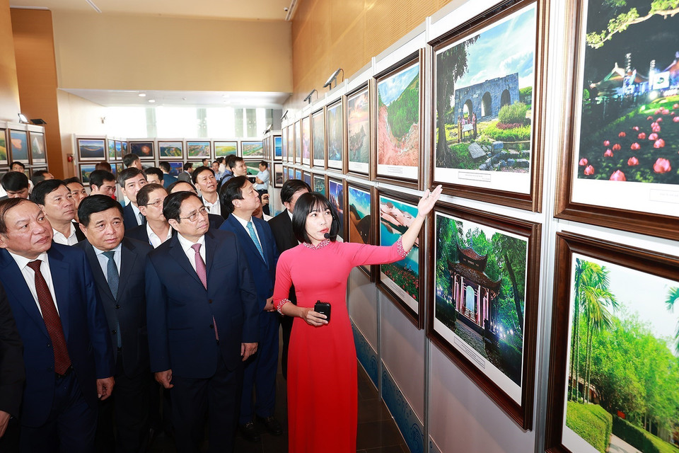 Thủ tướng Phạm Minh Chính và các đại biểu tham quan Triển lãm ảnh Bắc Trung Bộ và duyên hải Trung Bộ “Liên kết-Đột phá từ kinh tế biển-Phát triển nhanh và bền vững.” (Ảnh: Dương Giang/TTXVN)