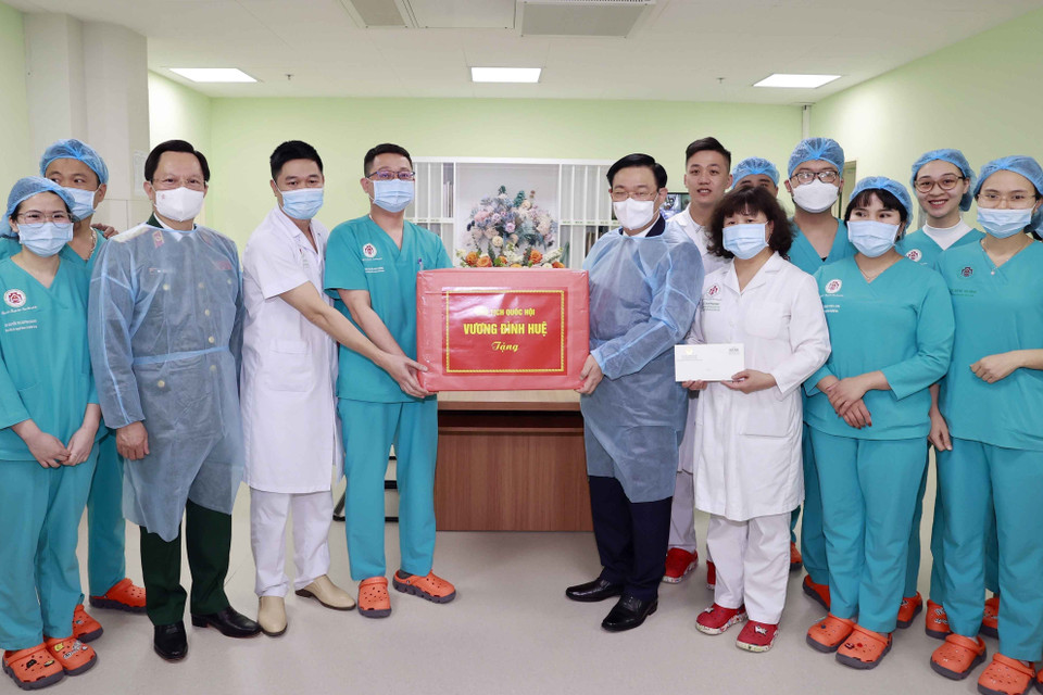 Chủ tịch Quốc hội Vương Đình Huệ thăm, tặng quà bệnh nhân tại Khoa hồi sức ngoại khoa và ghép tạng, Bệnh viện Trung ương Quân đội 108. (Ảnh: Doãn Tấn/TTXVN)