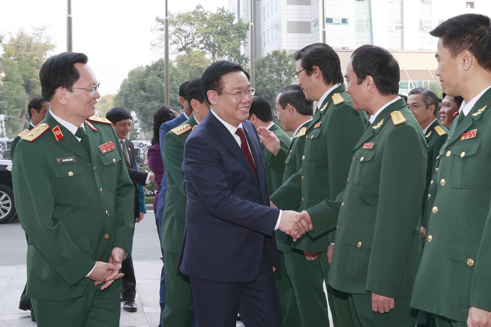 Chủ tịch Quốc hội Vương Đình Huệ với lãnh đạo Bệnh viện Trung ương Quân đội 108. (Ảnh: Doãn Tấn/TTXVN)