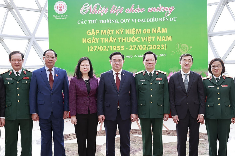 Chủ tịch Quốc hội Vương Đình Huệ với đại biểu dự gặp mặt kỷ niệm 68 năm Ngày Thầy thuốc Việt Nam. (Ảnh: Doãn Tấn/TTXVN)