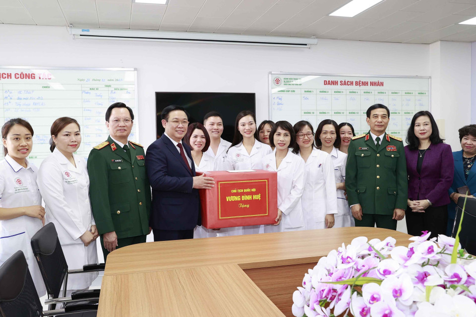 Chủ tịch Quốc hội Vương Đình Huệ thăm, tặng quà Khoa ung bướu, Bệnh viện Trung ương Quân đội 108. (Ảnh: Doãn Tấn/TTXVN)