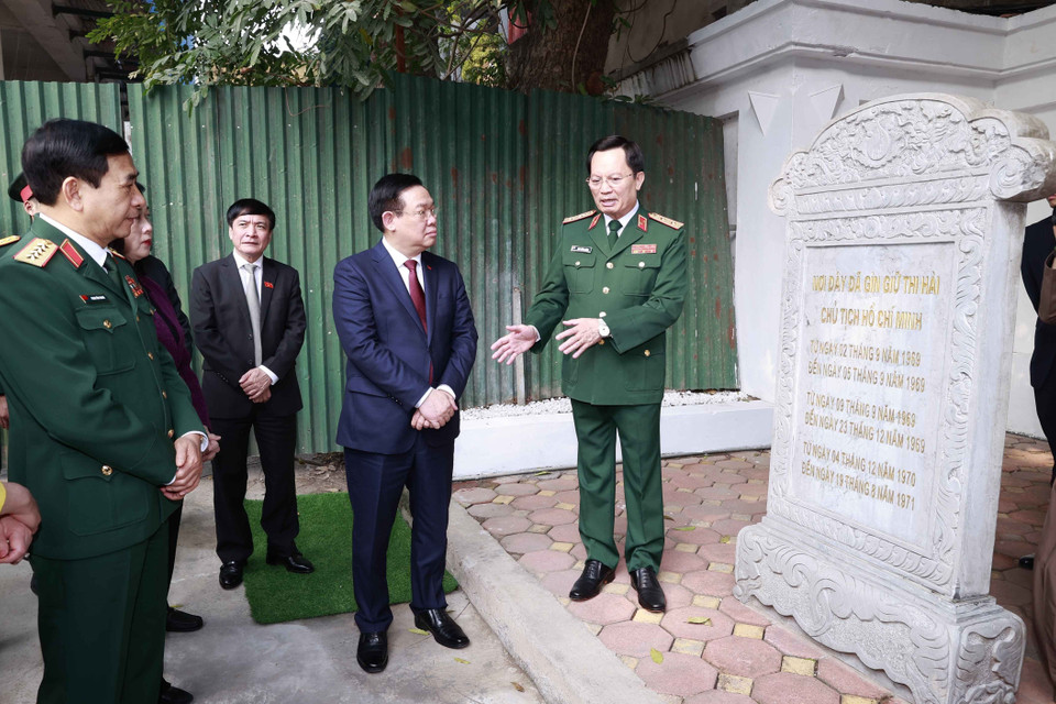 Chủ tịch Quốc hội Vương Đình Huệ thăm Nhà tưởng niệm Chủ tịch Hồ Chí Minh tại Bệnh viện Trung ương Quân đội 108. (Ảnh: Doãn Tấn/TTXVN)