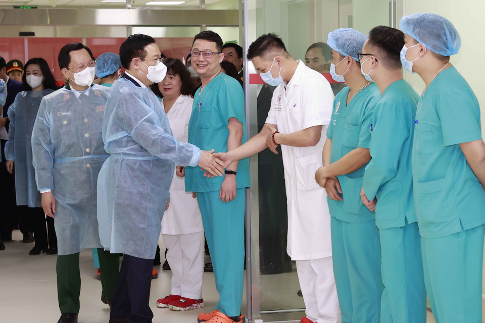 Chủ tịch Quốc hội Vương Đình Huệ với các y, bác sỹ Khoa hồi sức ngoại khoa và ghép tạng, Bệnh viện Trung ương Quân đội 108. (Ảnh: Doãn Tấn/TTXVN)