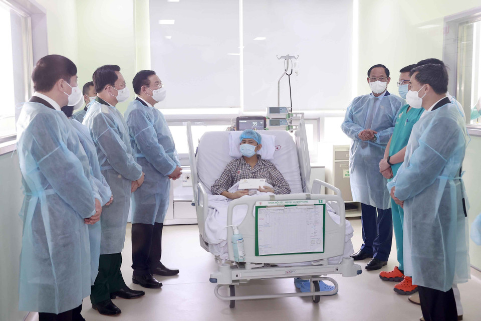 Chủ tịch Quốc hội Vương Đình Huệ thăm, tặng quà bệnh nhân tại Khoa hồi sức ngoại khoa và ghép tạng, Bệnh viện Trung ương Quân đội 108. (Ảnh: Doãn Tấn/TTXVN)