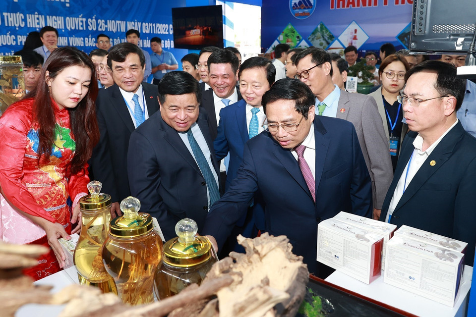 Thủ tướng Phạm Minh Chính và các đại biểu tham quan trưng bày sản phẩm của các tỉnh Bắc Trung Bộ và duyên hải Trung Bộ. (Ảnh: Dương Giang/TTXVN)