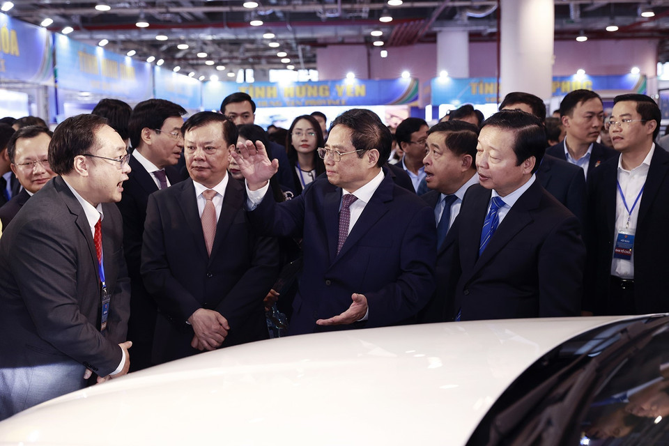 Thủ tướng Phạm Minh Chính xem trưng bày sản phẩm công nghiệp tại triển lãm. (Ảnh: Dương Giang/TTXVN)