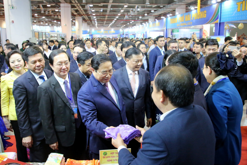 Thủ tướng Phạm Minh Chính cùng các đại biểu tham quan gian hàng của các địa phương. (Ảnh: Thanh Vân/TTXVN)