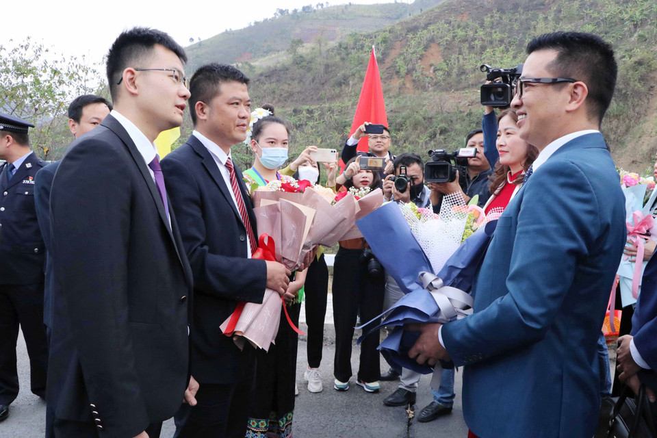 Đoàn đại biểu của tỉnh Lai Châu gặp gỡ đoàn đại biểu nước bạn tại khu vực cửa khẩu quốc tế Ma Lù Thàng (Lai Châu, Việt Nam)-Kim Thủy Hà (Trung Quốc). (Ảnh: Nguyễn Oanh/TTXVN)